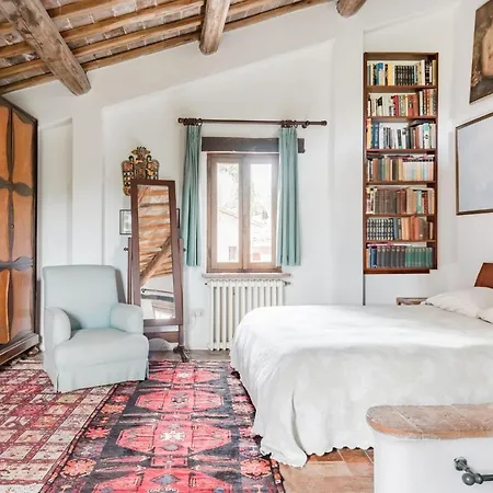Дом отдыха Enchanting 600-year-old Farmhouse In