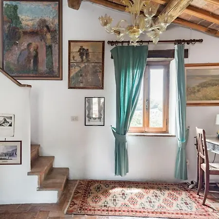 Дом отдыха Enchanting 600-year-old Farmhouse In