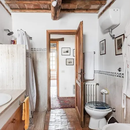 Дом отдыха Enchanting 600-year-old Farmhouse In