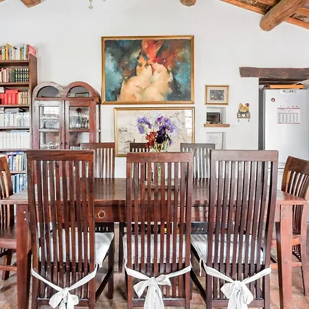 Дом отдыха Enchanting 600-year-old Farmhouse In