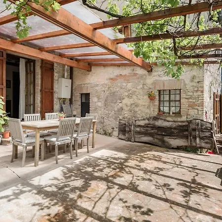 Дом отдыха Enchanting 600-year-old Farmhouse In