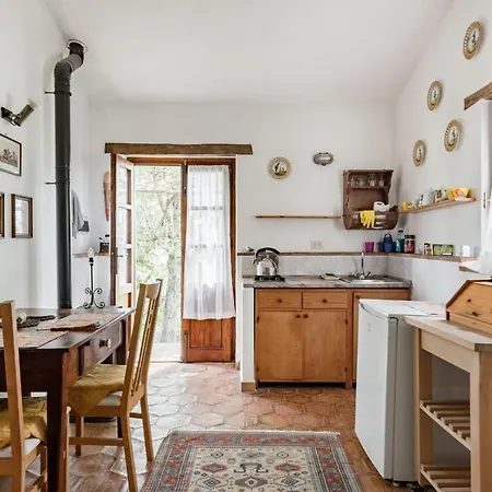 Дом отдыха Enchanting 600-year-old Farmhouse In *