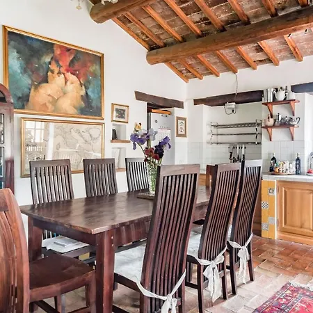 Дом отдыха Enchanting 600-year-old Farmhouse In Амелиа